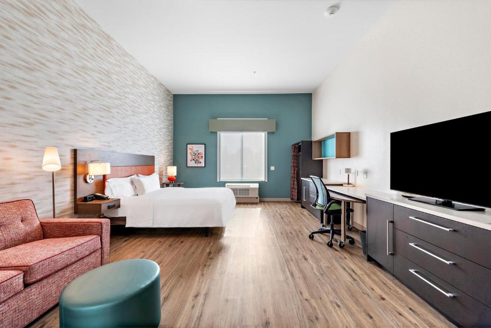 King Studio Suite with Roll-In Shower - Mobility Accessible interior